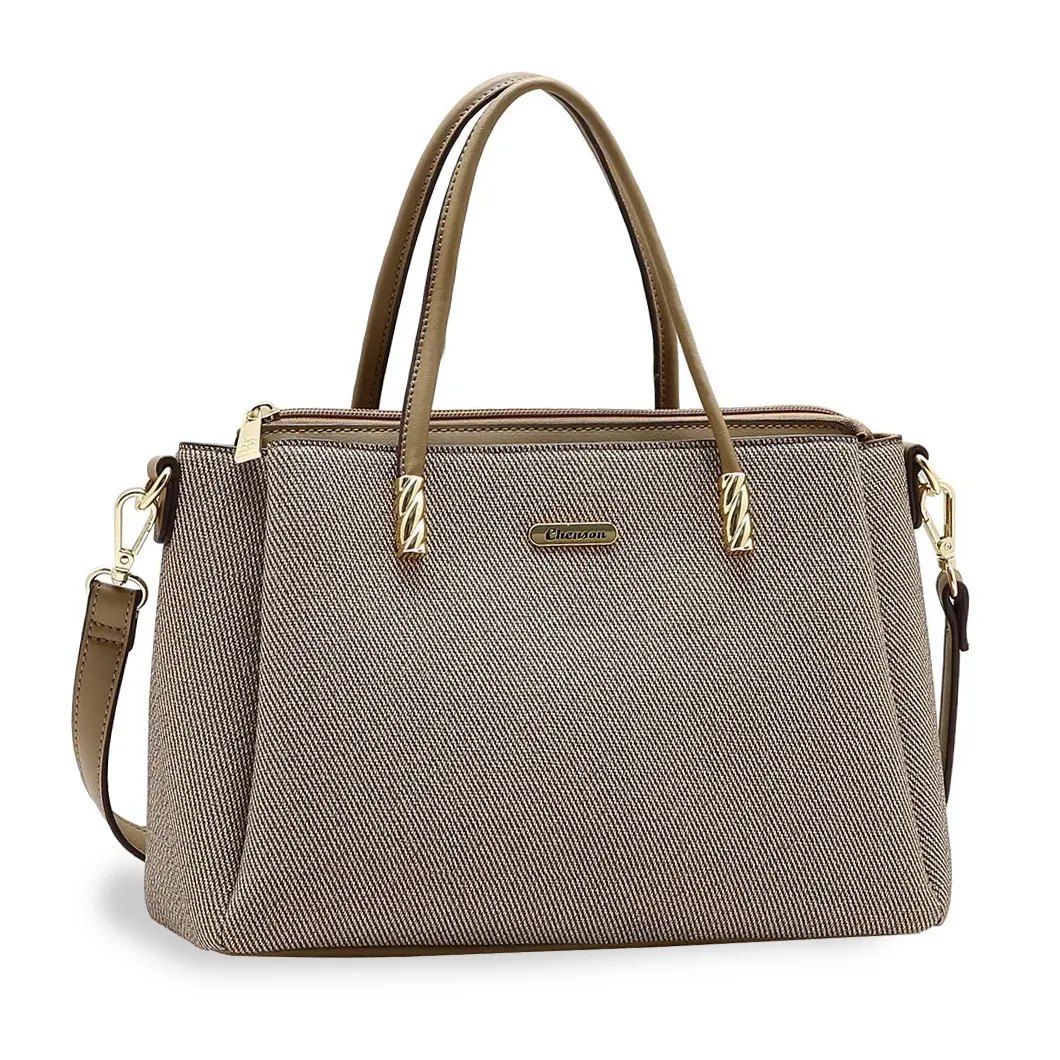 Bolsa feminina Chenson Clássico Chic bege com textura diagonal e detalhes dourados, vista frontal em ângulo lateral